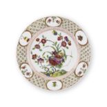 Tr&#232;s rare assiette ou pr&#233;sentoir de forme ronde en porcelaine de Meissen, circa 1725-3...