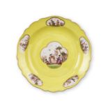 Plat en porcelaine de Meissen &#224; fond jaune, premi&#232;re moiti&#233; du XIXe si&#232;cleA ...