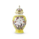 Vase couvert en porcelaine de Meissen Augustus Rex &#224; fond jaune, circa 1730A Meissen yellow...