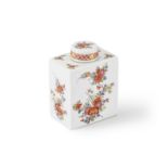 Bo&#238;te &#224; th&#233; couverte en porcelaine de Meissen, circa 1735A Meissen rectangular te...