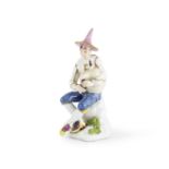 Statuette en porcelaine de Meissen repr&#233;sentant Arlequin assis jouant de la cornemuse, la p...