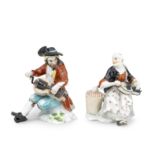 Paire de statuettes en porcelaine de Meissen repr&#233;sentant des mendiants, circa 1740 (d&#233...