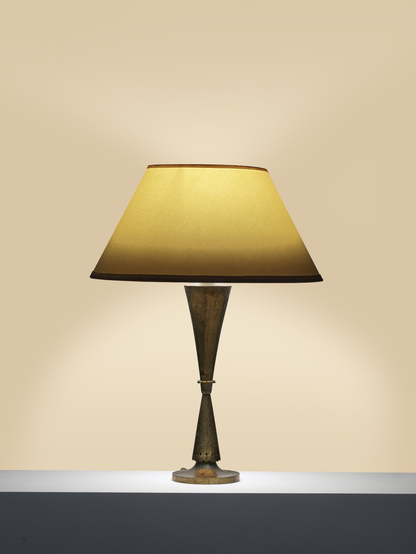 EUGENE PRINTZ (1889-1948) Lampe de table, commande sp&#233;ciale1938Laiton oxyd&#233; et tissuAv...