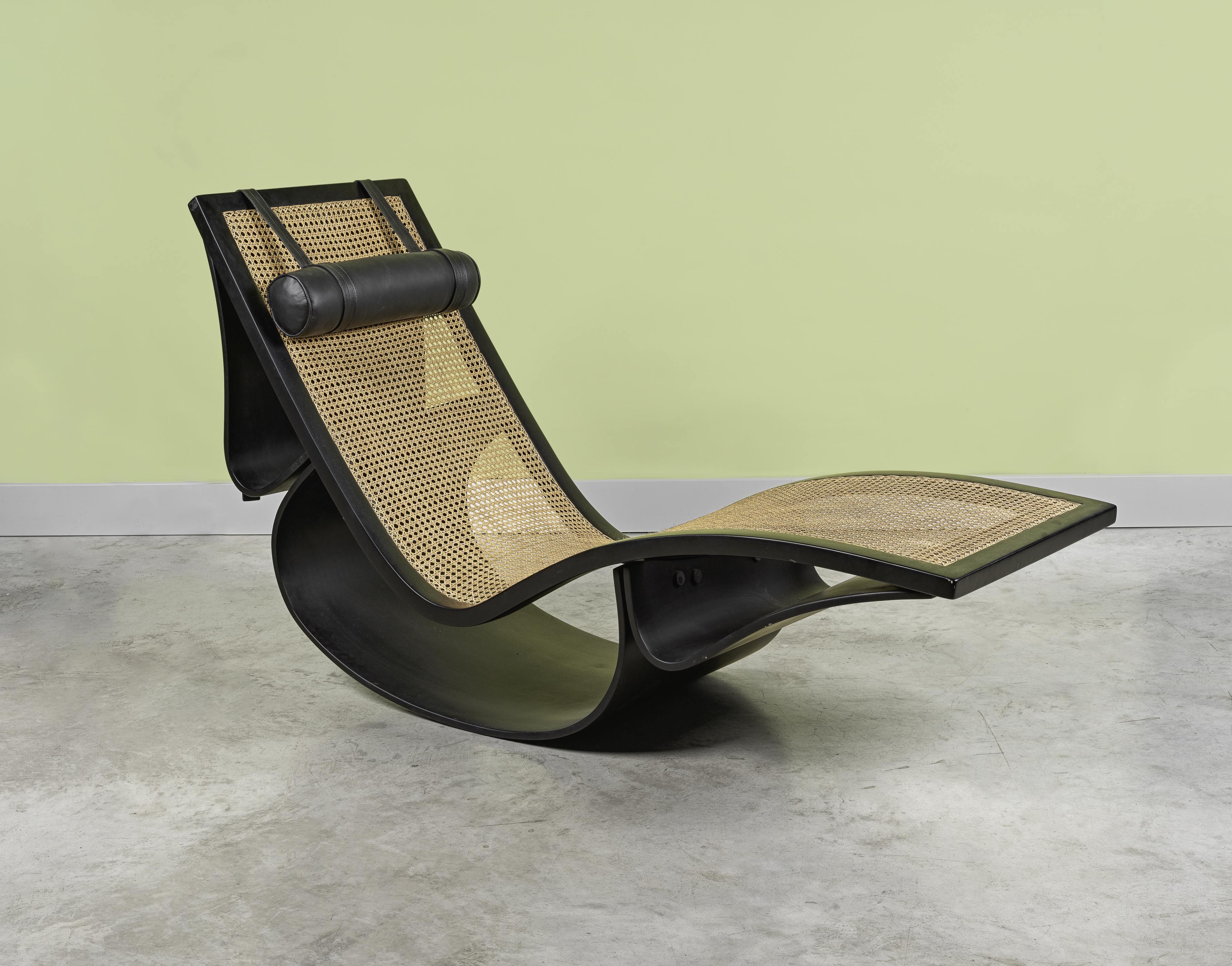 ANA MARIA & OSCAR NIEMEYER (1929-2012 ; 1907-2012) Chaise longue &#224; bascule mod. 'Rio'Cr&#23...