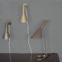 ARNE JACOBSEN (1902-1971) Ensemble comprenant deux appliques et une lampe de table mod. 'AJ'Cr&#...