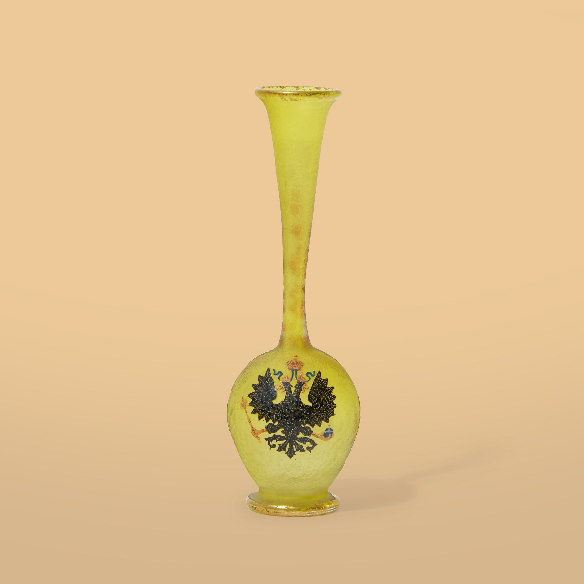 DAUM Petit vase soliflore &#224; d&#233;cor de fleurs et des armoiries de l'Empire RusseCirca 19...