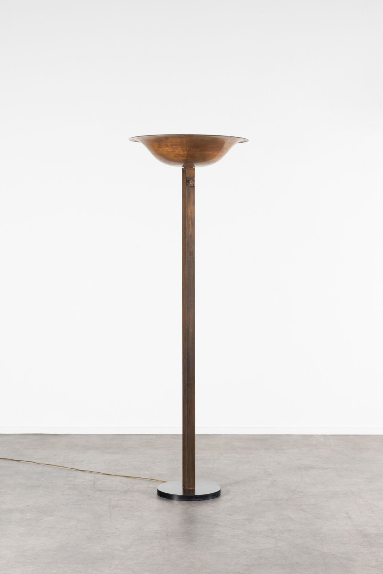 MARCEL-LOUIS BAUGNIET (1896-1995) Lampadaire en cuivre et m&#233;tal laqu&#233; noirCirca 1935-1...