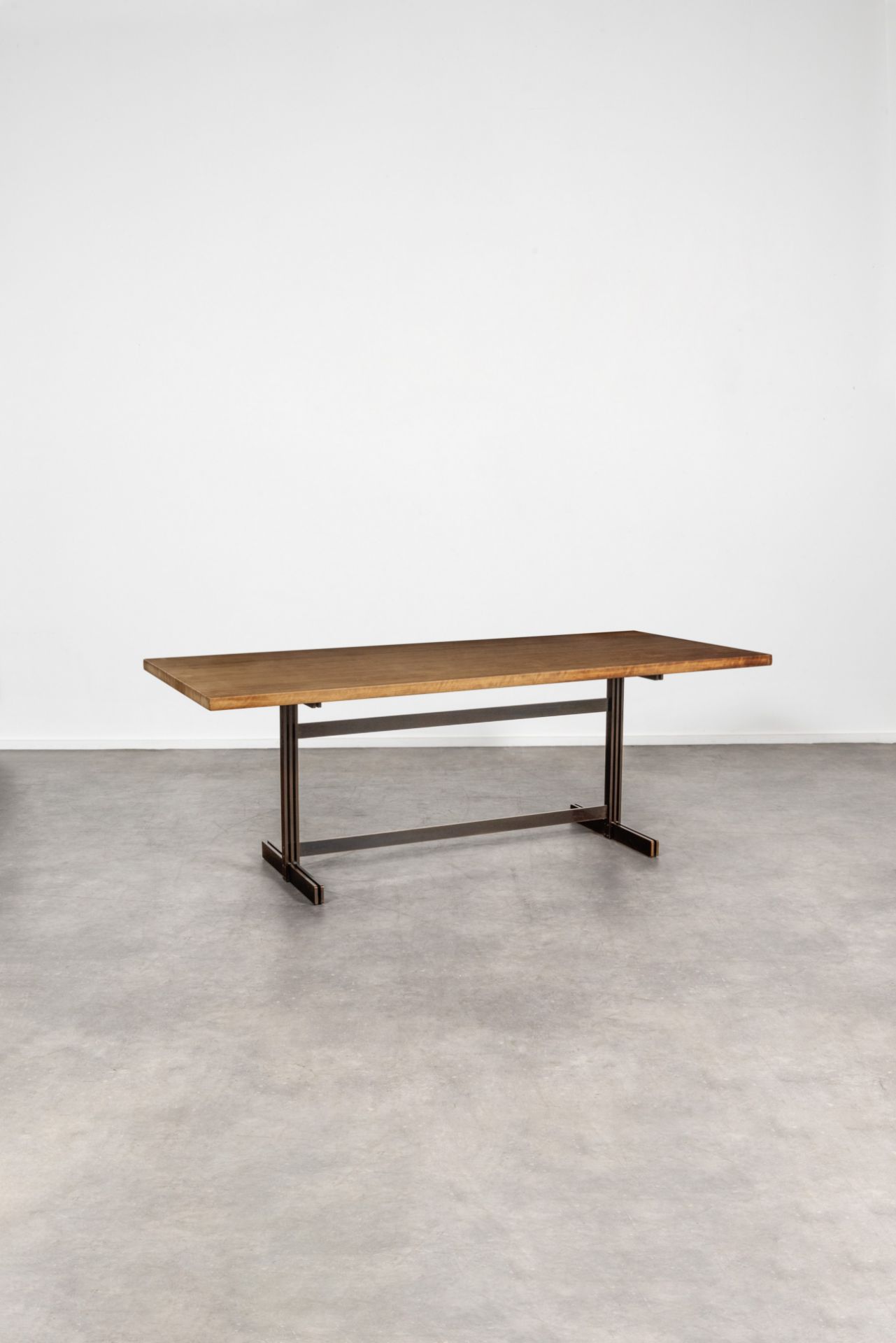 JULES WABBES (1919-1974) Table rectangulaire en bois de Bubinga massif sur pi&#232;tement en m&#...