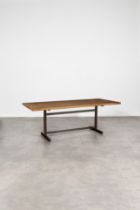 JULES WABBES (1919-1974) Table rectangulaire en bois de Bubinga massif sur pi&#232;tement en m&#...