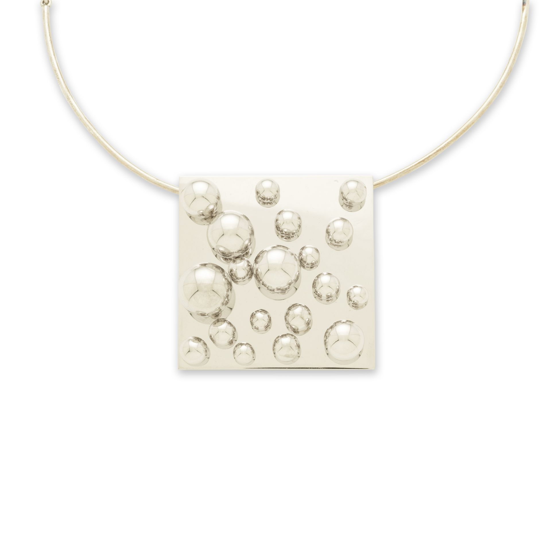 POL BURY (1922-2005) Sans titre, 2000 Broche/pendentif en or blanc 18 K (750&#176;/00) et collie...