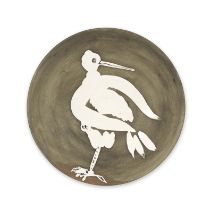 PABLO PICASSO (1881-1973) Oiseau n&#176;82, 1963 (Rami&#233;, 482)Plat rond en terre de fa&#239;...