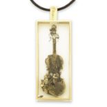 ARMAN (1928-2005) Paganini, 1997 Pendentif en or, poussi&#232;re d'&#233;b&#232;ne et r&#233;sin...