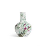 GRAND VASE EN PORCELAINE DE LA FAMILLE ROSE, TIANQIUPING Fin de la dynastie Qing