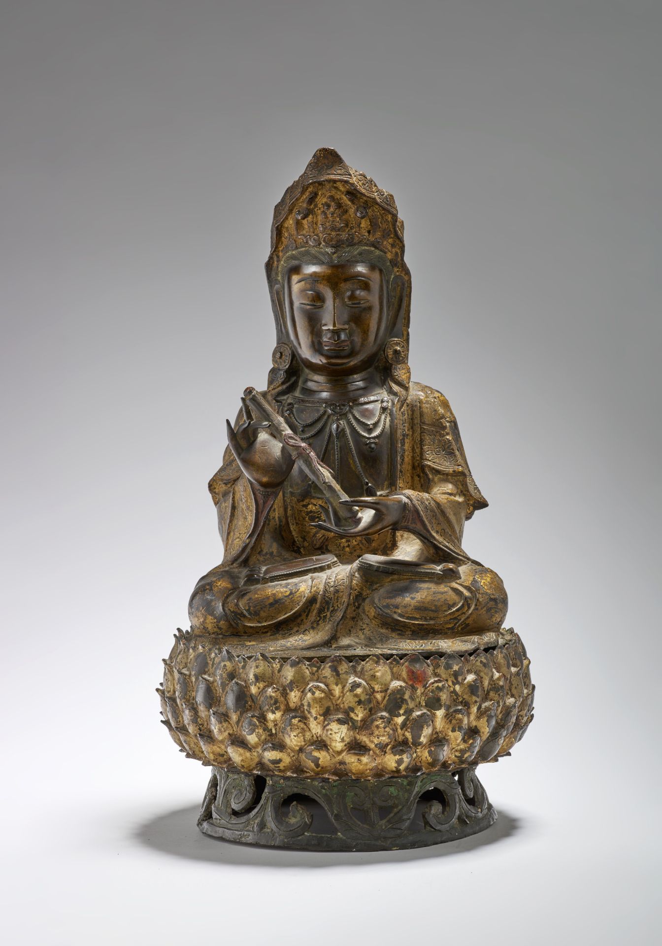 STATUETTE DE GUANYIN EN BRONZE PARTIELLEMENT DOR&#201; Dynastie Ming (1368-1644) (2)