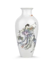 VASE EN PORCELAINE DE LA FAMILLE ROSE &#201;poque R&#233;publique (1912-1949), marque Tongyun Sh...