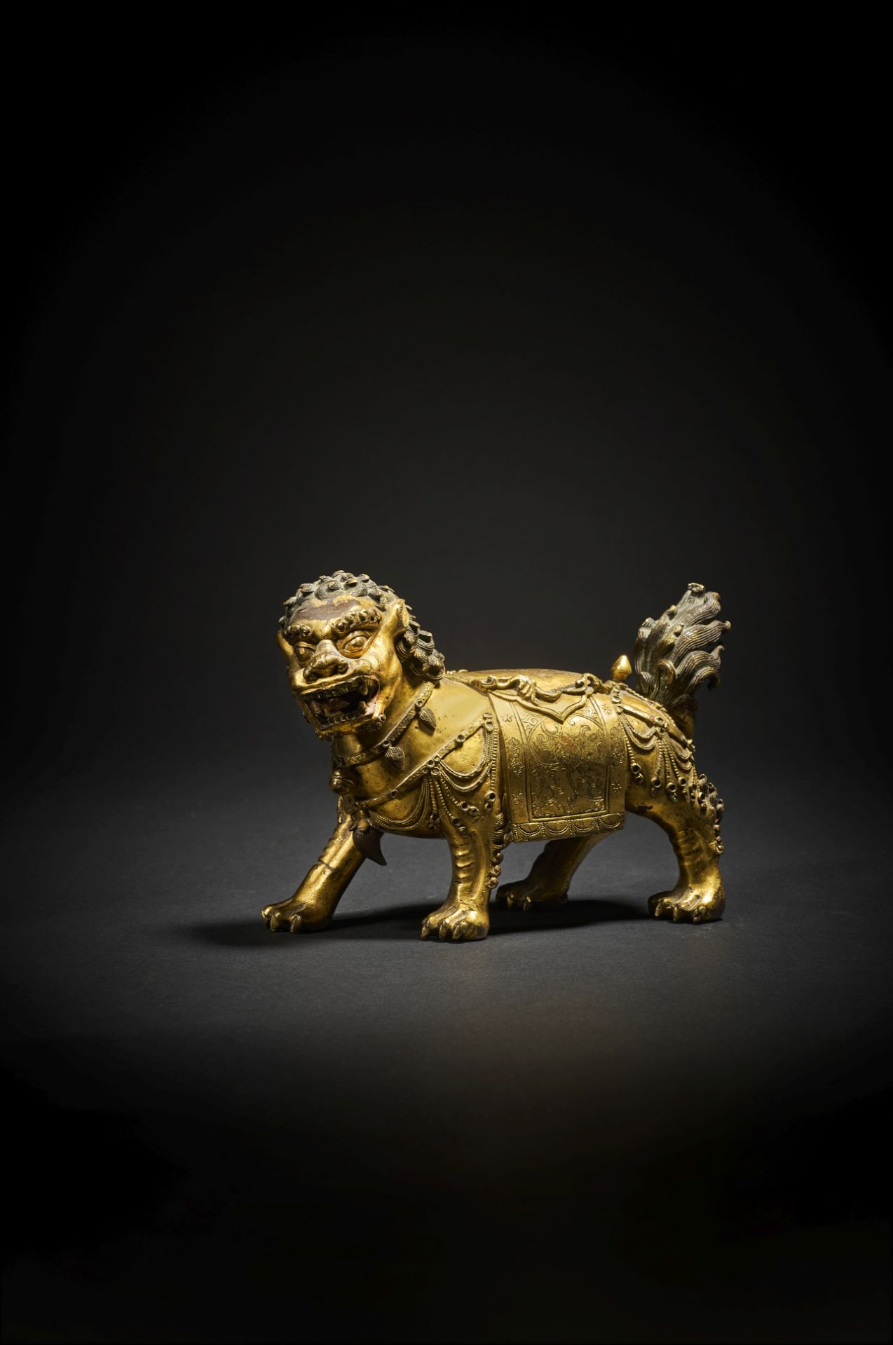 RARE STATUETTE D'UN LION BOUDDHISTE EN BRONZE DOR&#201; D&#233;but de la dynastie Ming (1368-164...