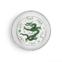 ASSIETTE EN PORCELAINE &#201;MAILL&#201;E VERTE Marque et &#233;poque Kangxi (1662-1722)