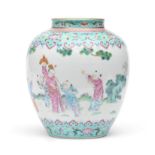 RARE VASE EN PORCELAINE DE LA FAMILLE ROSE Marque et &#233;poque Daoguang (1821-1850)