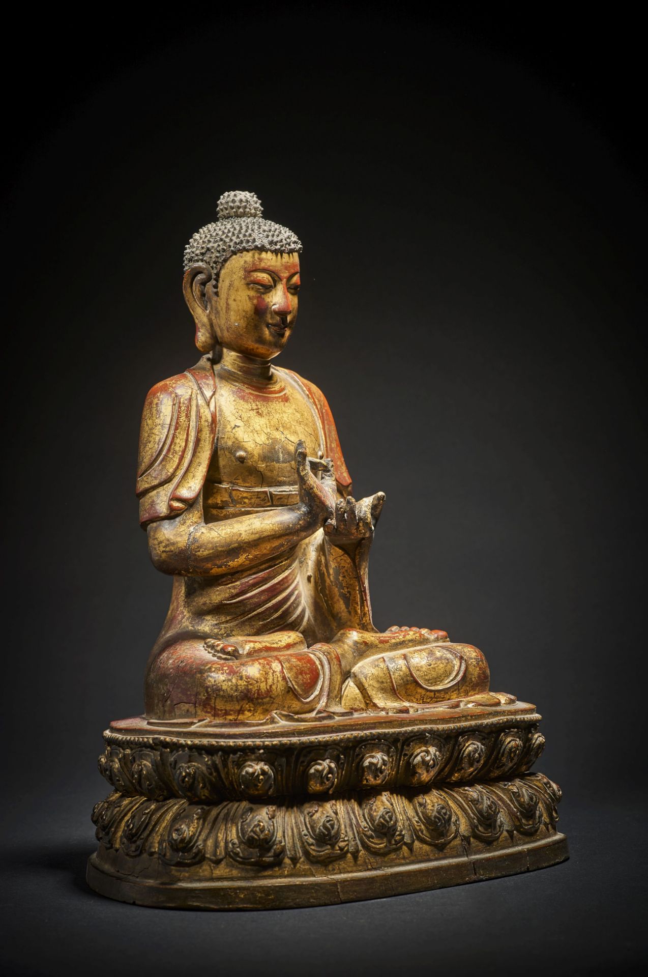 RARE STATUETTE DE VAIROCANA EN BOIS LAQU&#201; OR Fin de la dynastie Ming/d&#233;but de la dynas...