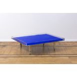 YVES KLEIN (1928-1962) Table bleue IKB, 1962 Pigments purs (IKB), plexiglas, verre et acier. Ed...