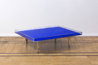 YVES KLEIN (1928-1962) Table bleue IKB, 1962 Pigments purs (IKB), plexiglas, verre et acier. Ed...