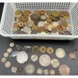 A large quantity of mixed world coins to include various silver coins and collectable coins. 1928