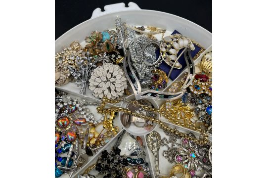 A Tray containing a large quantity of vintage costume brooches, Necklaces and cuff links etc - Image 2 of 4