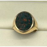 9ct yellow gold and bloodstone signet ring. [Ring size P] [7.26Grams]