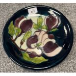 Moorcroft purple flower design plate. [26cm diameter]