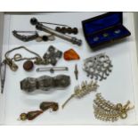 A Collection of antique and vintage jewellery to include agate brooches, Gold tone and pearl feather