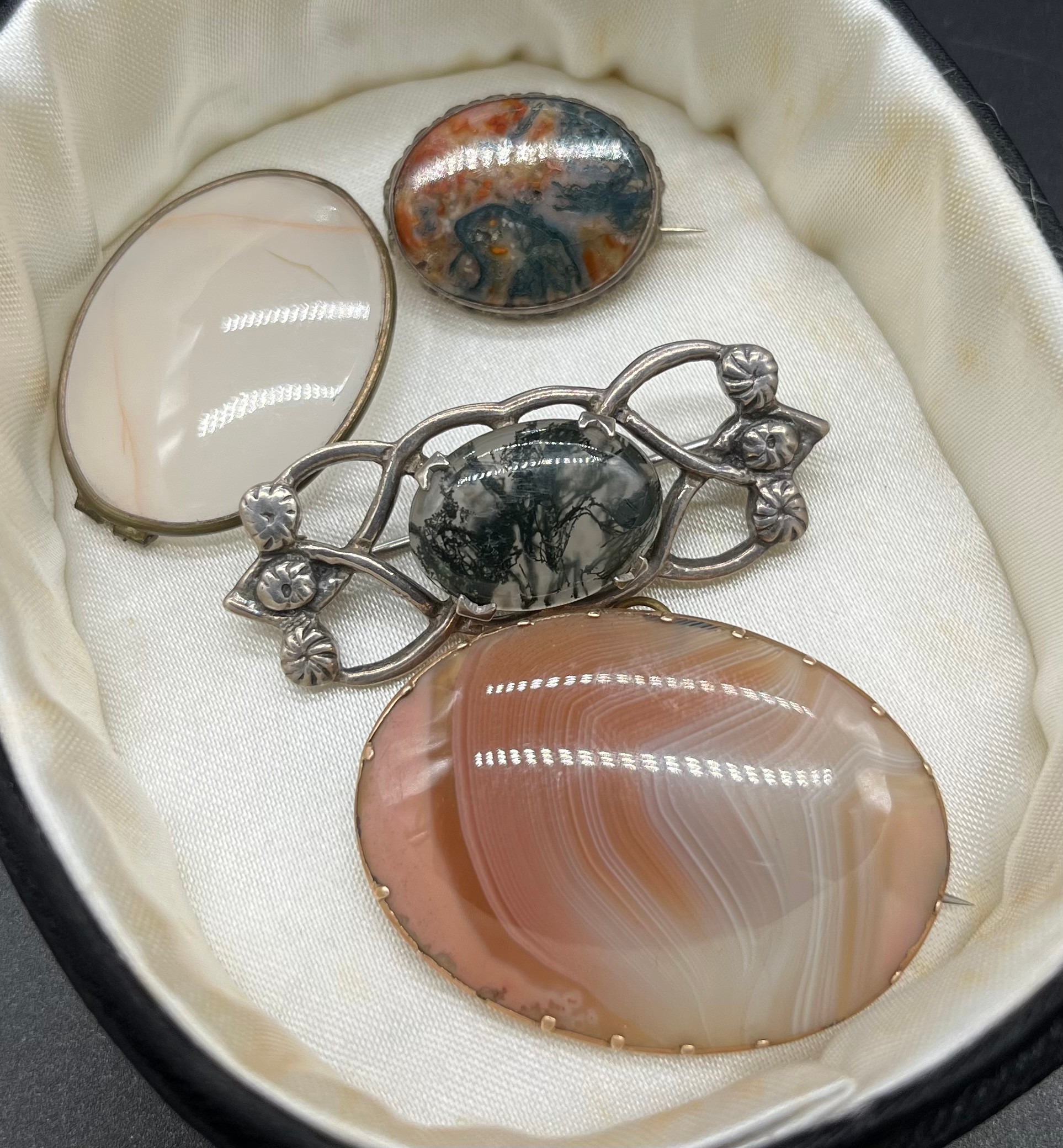 A Lot of four agate brooches, Includes gold tone and pink agate brooch, Robert Alison Silver and