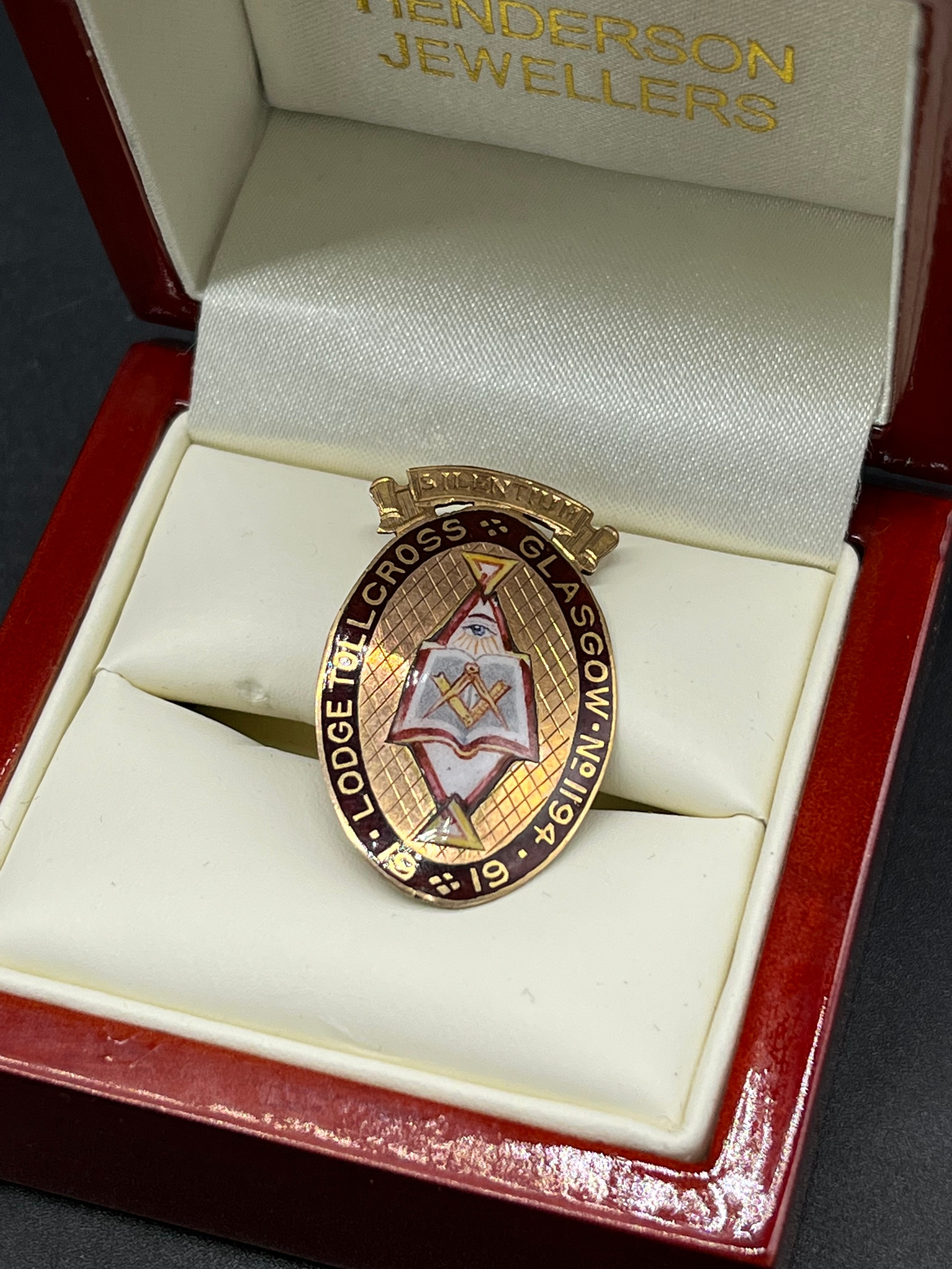 Gold and enamel Masonic lodge badge, 'Silentium' 1919 Lodge Tollcross Glasgow No. 1194. [Tested