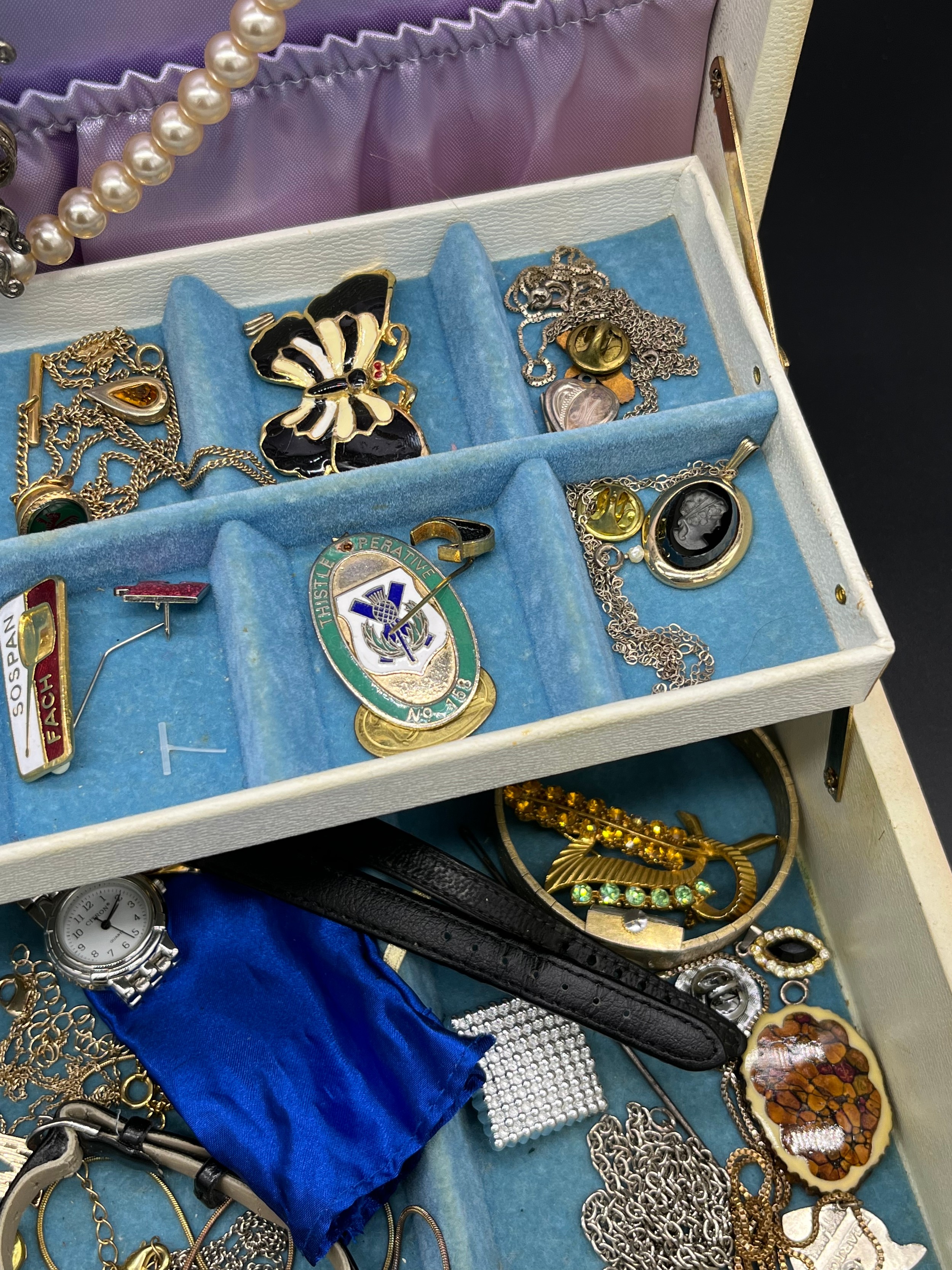 Jewellery box containing a quantity of costume jewellery, watches and silver chains etc - Image 4 of 4