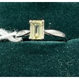 10ct white gold ladies ring set with an emerald cut pale green topaz stone. [Ring size P] [1.