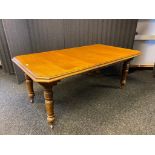 Large Victorian dinning table with leaf extension. No Winder key.