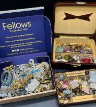 Jewellery box containing a collection of vintage clip on earrings & Lucite brooches etc. Together