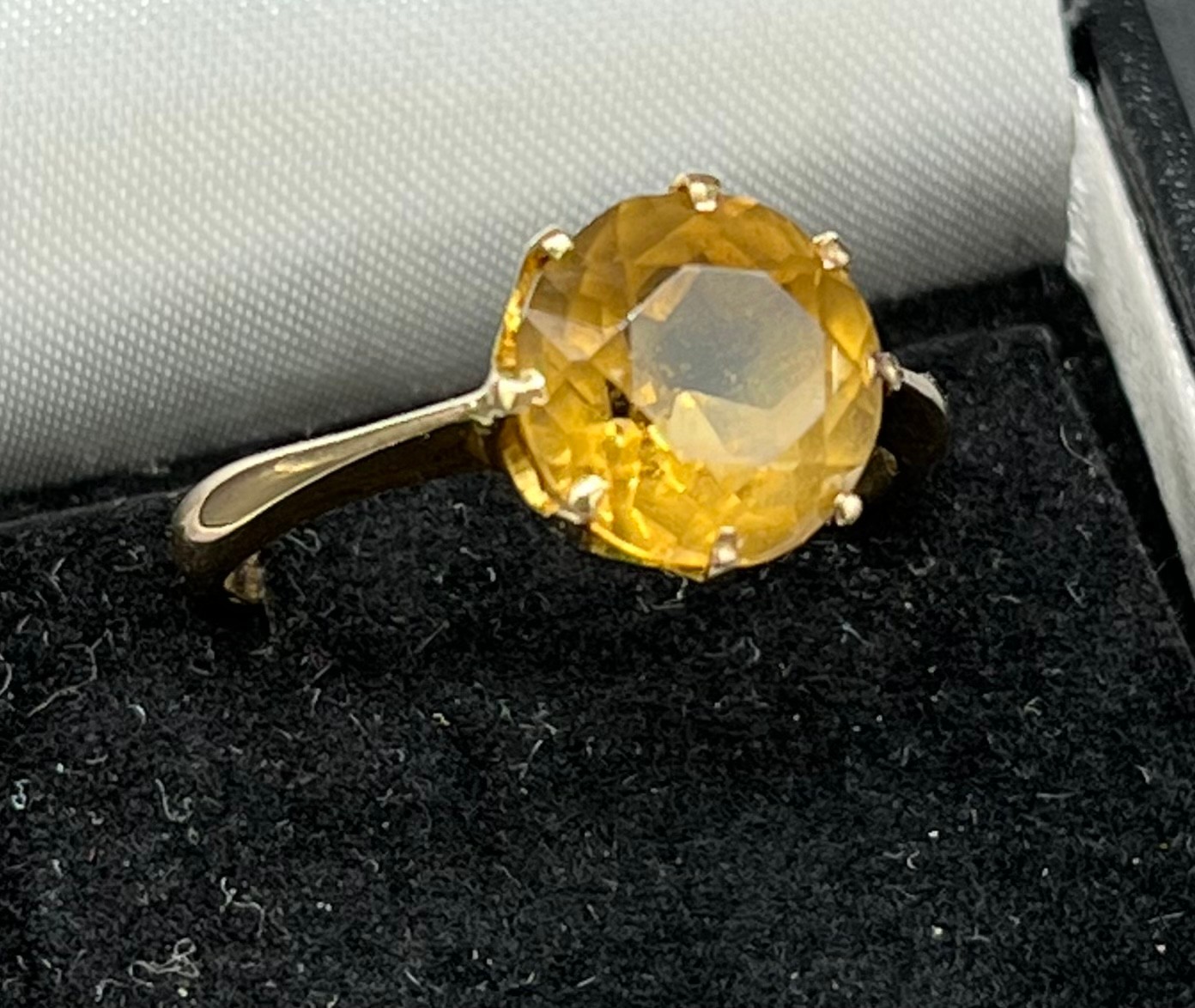 9ct yellow gold ladies ring set with a round cut Citrine stone. [ring size S][3.66grams]