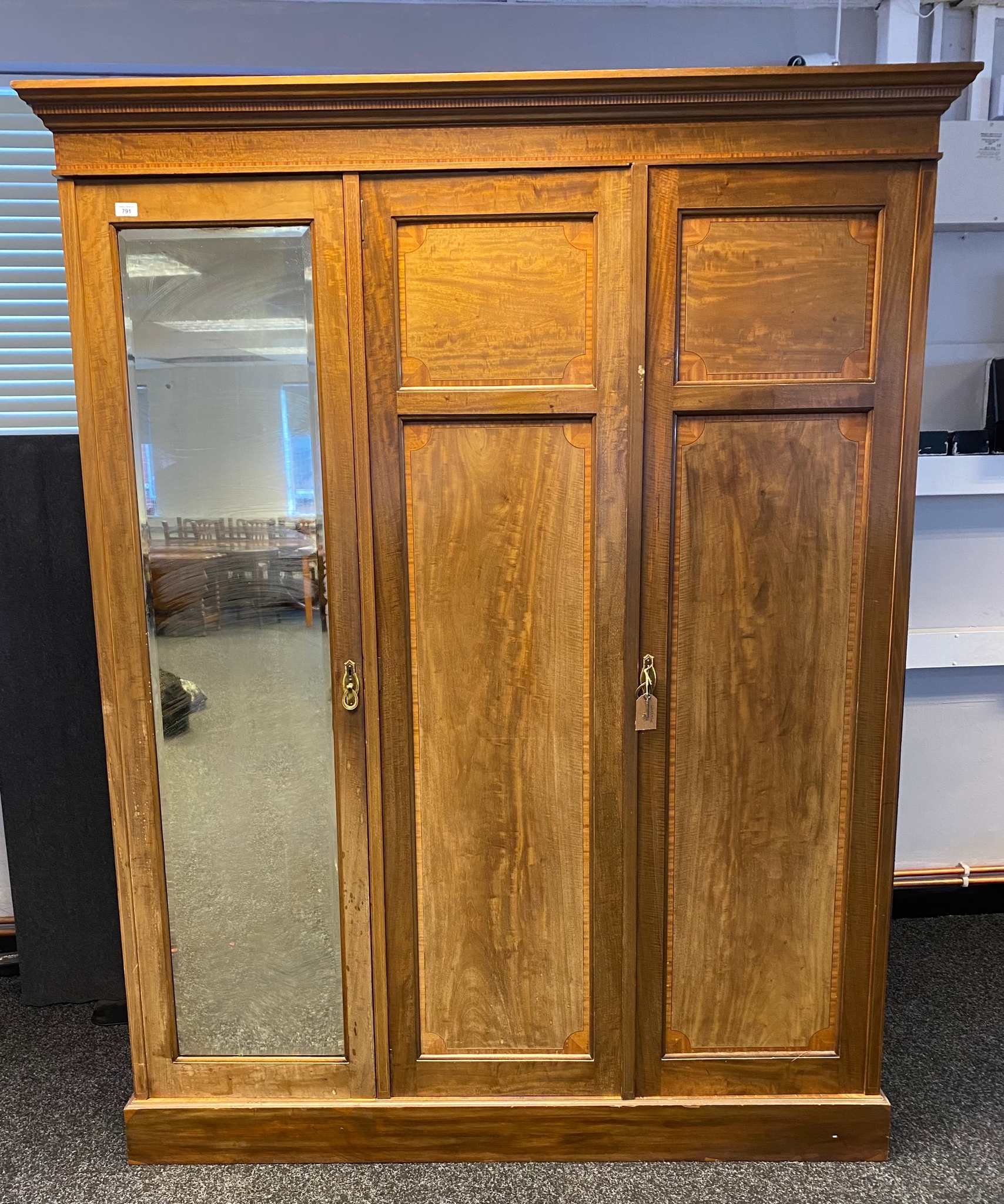 Large Edwardian triple wardrobe with fitted shelves with fitted gallery top [206x156x57cm] - Image 6 of 6