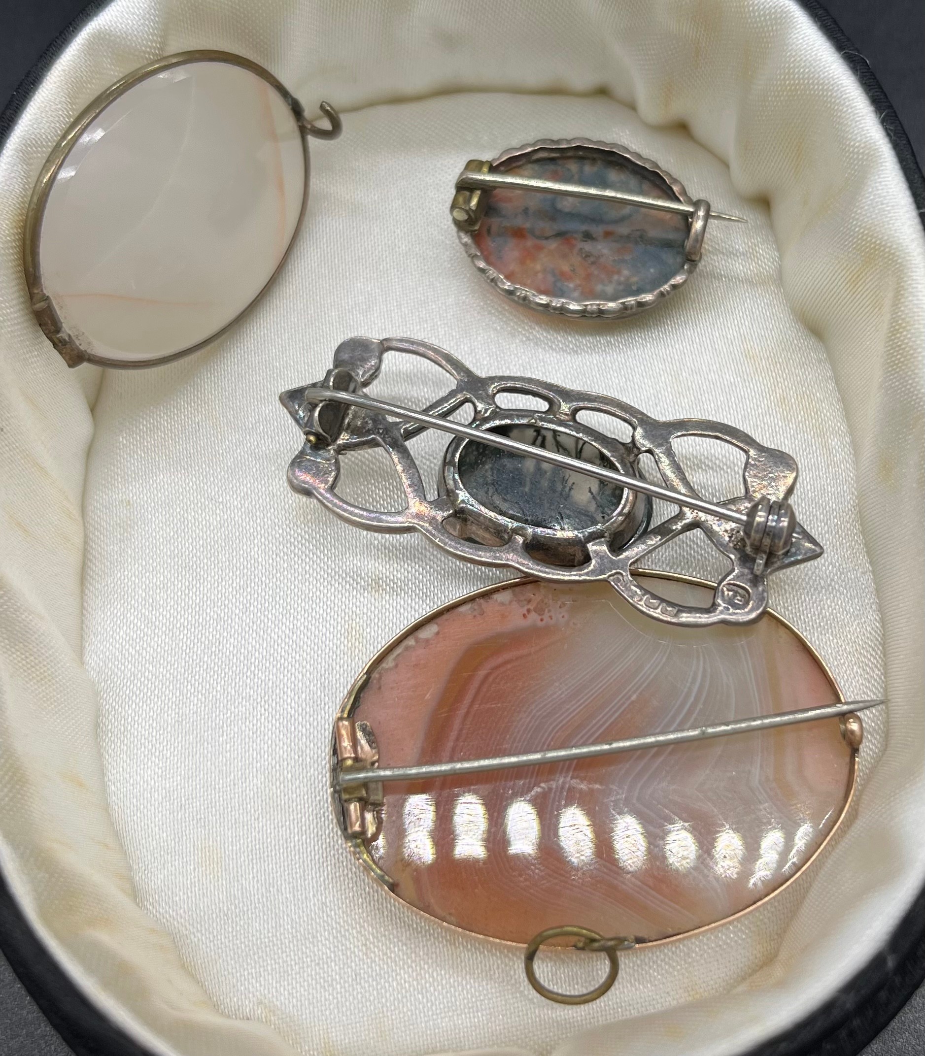 A Lot of four agate brooches, Includes gold tone and pink agate brooch, Robert Alison Silver and - Image 2 of 2