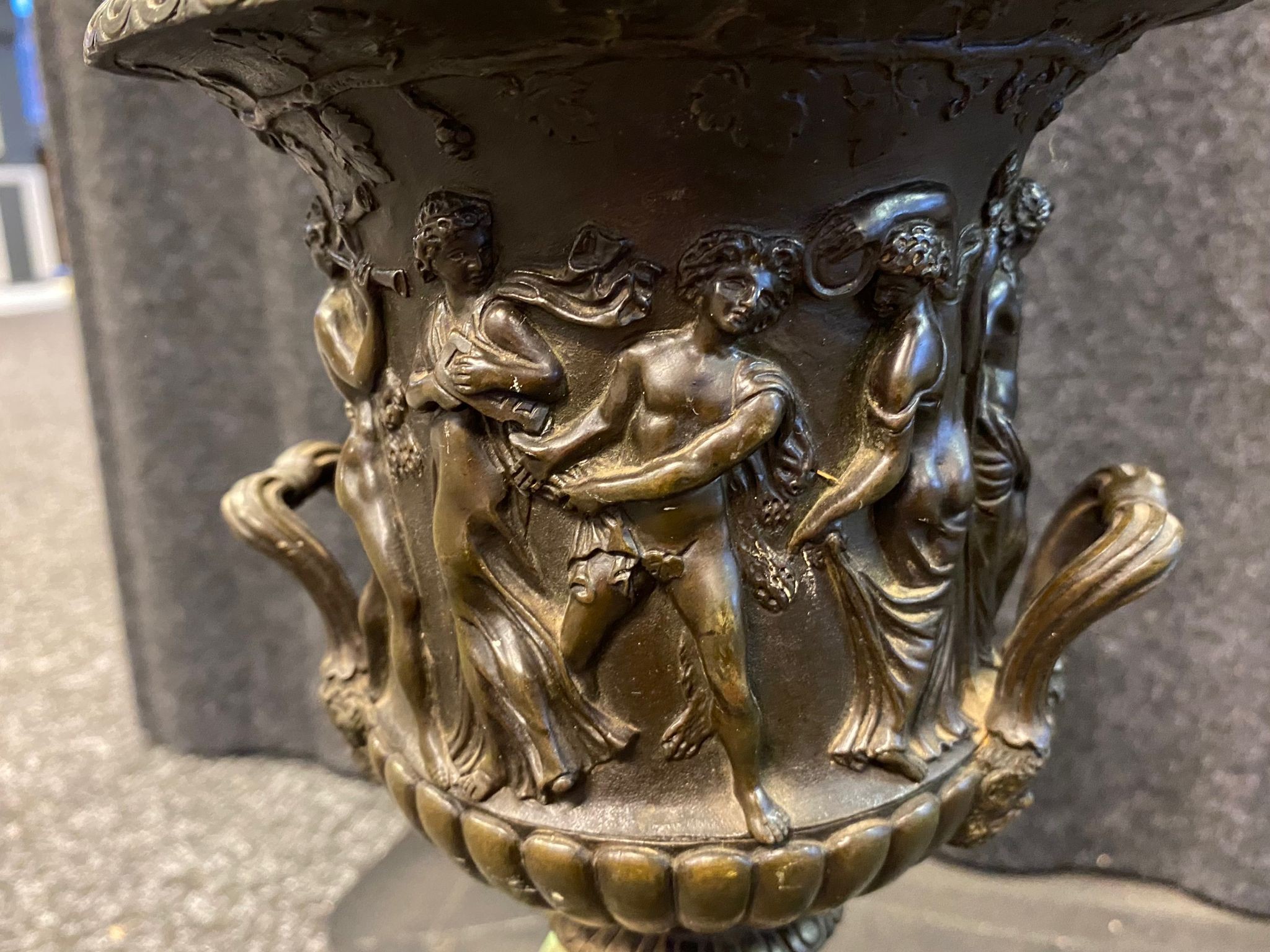 Antique bronze urn sat upon a slate base. Designed with Greek figures. [31.5cm high] - Image 3 of 3