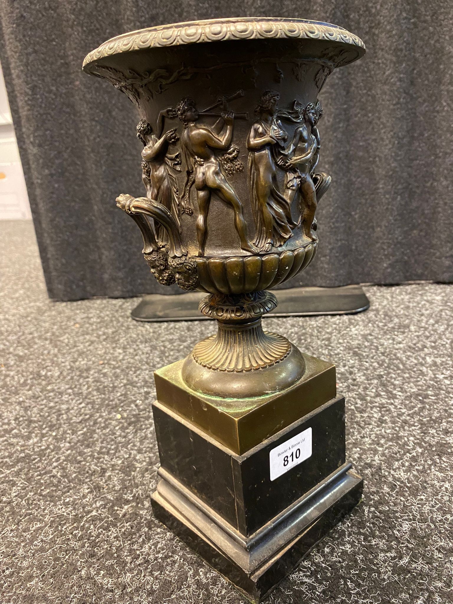 Antique bronze urn sat upon a slate base. Designed with Greek figures. [31.5cm high] - Image 2 of 3