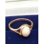 Antique 9ct yellow gold ring set with a piece of coral/ shell. [Ring size J] [1.53Grams]