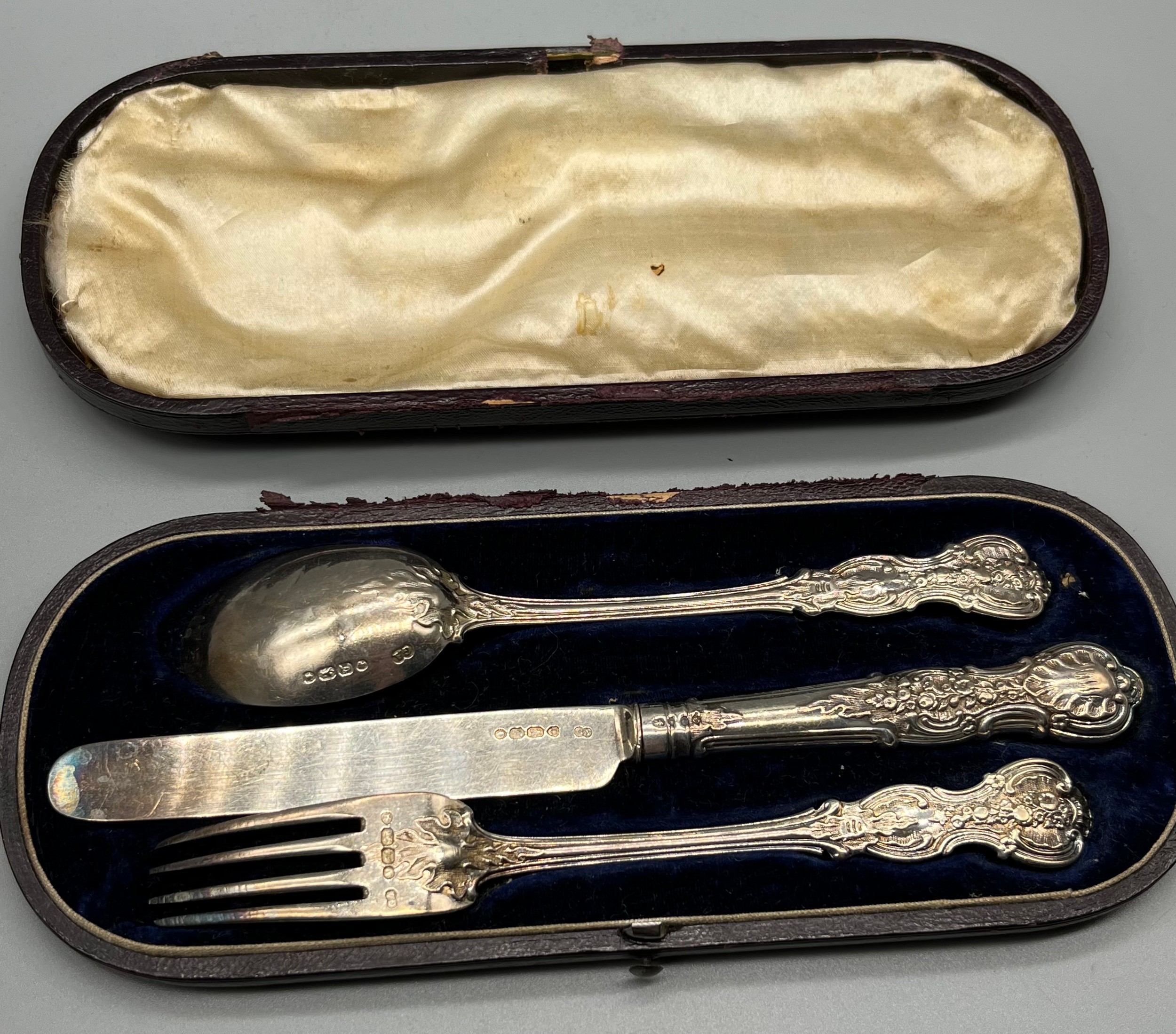 A Boxed set of three Victorian London silver flatwares. Produced by George Aldwinckle.