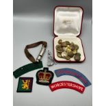 A Selection of British military items to include WW1/ WW2 Buttons, Army Piper Sleeve badge, Mixed