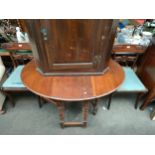 1900s drop leaf table together with 2 chairs