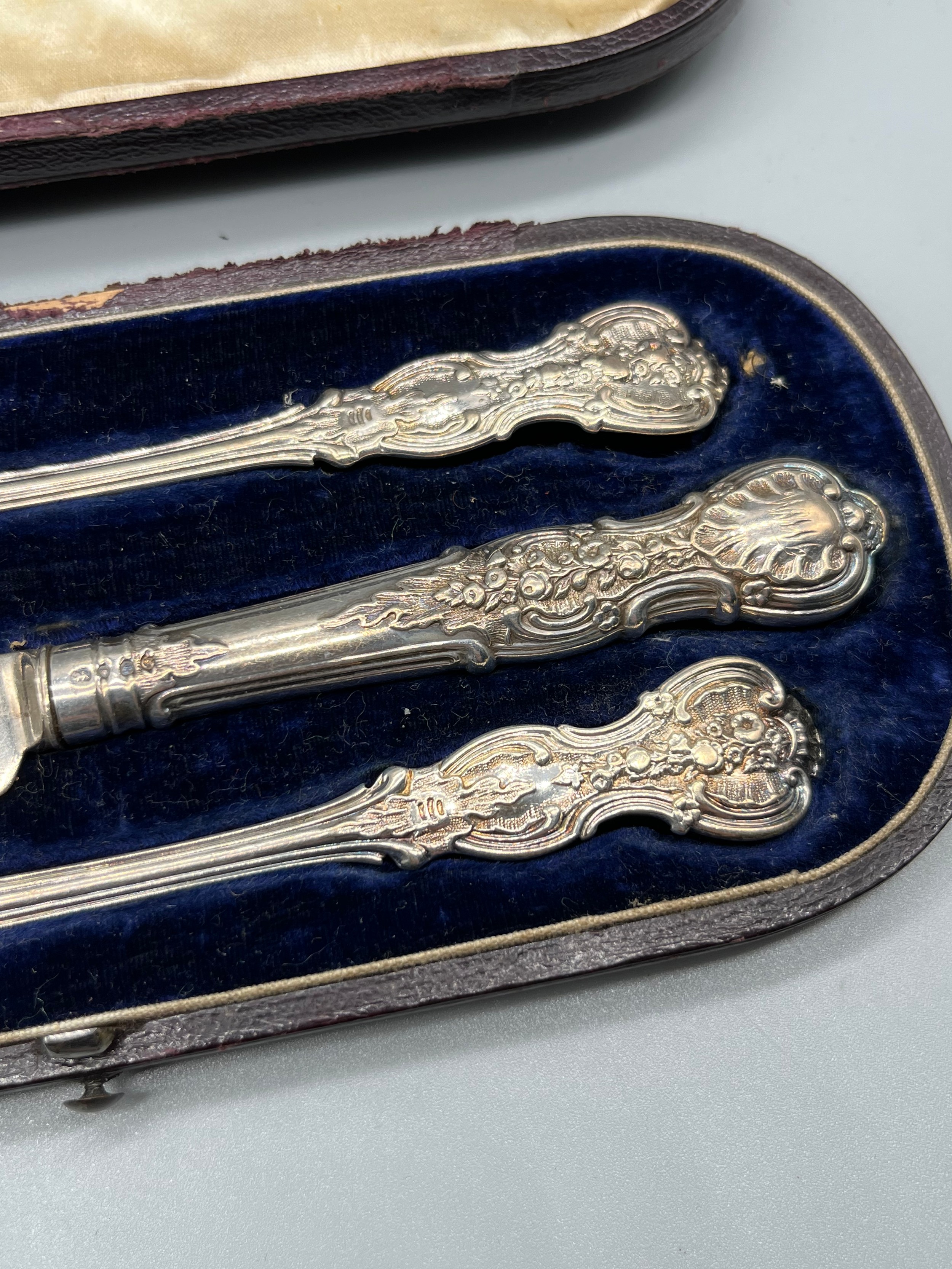 A Boxed set of three Victorian London silver flatwares. Produced by George Aldwinckle. - Image 5 of 5