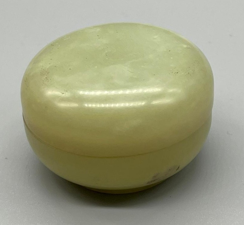 18th/ 19th century Chinese pale green jade lidded dish. [4.5cm in diameter] - Image 2 of 4