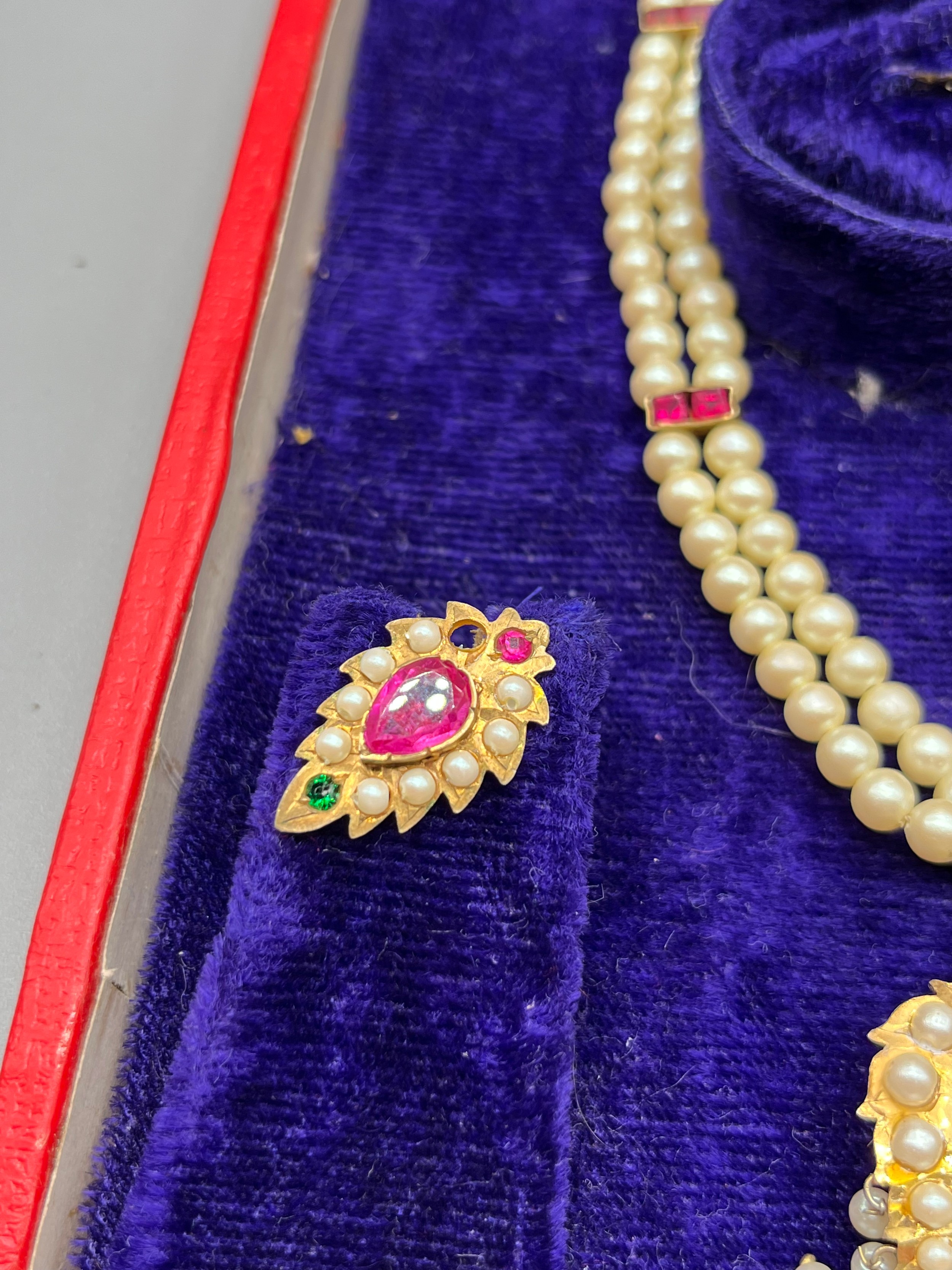 Antique/ Vintage Indian gold pendant fitted with a large ruby stone off set by pearls and green - Image 4 of 6