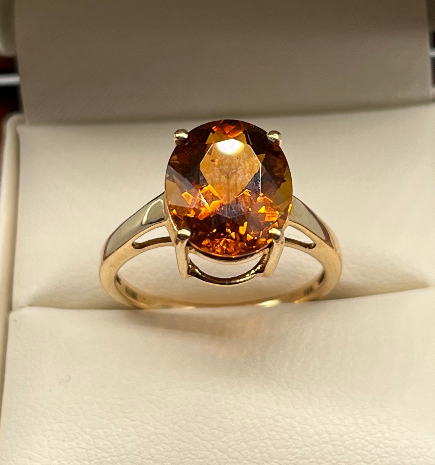 10ct yellow gold ladies ring set with a large Citrine stone. [Ring size [3.24grams] - Image 2 of 2