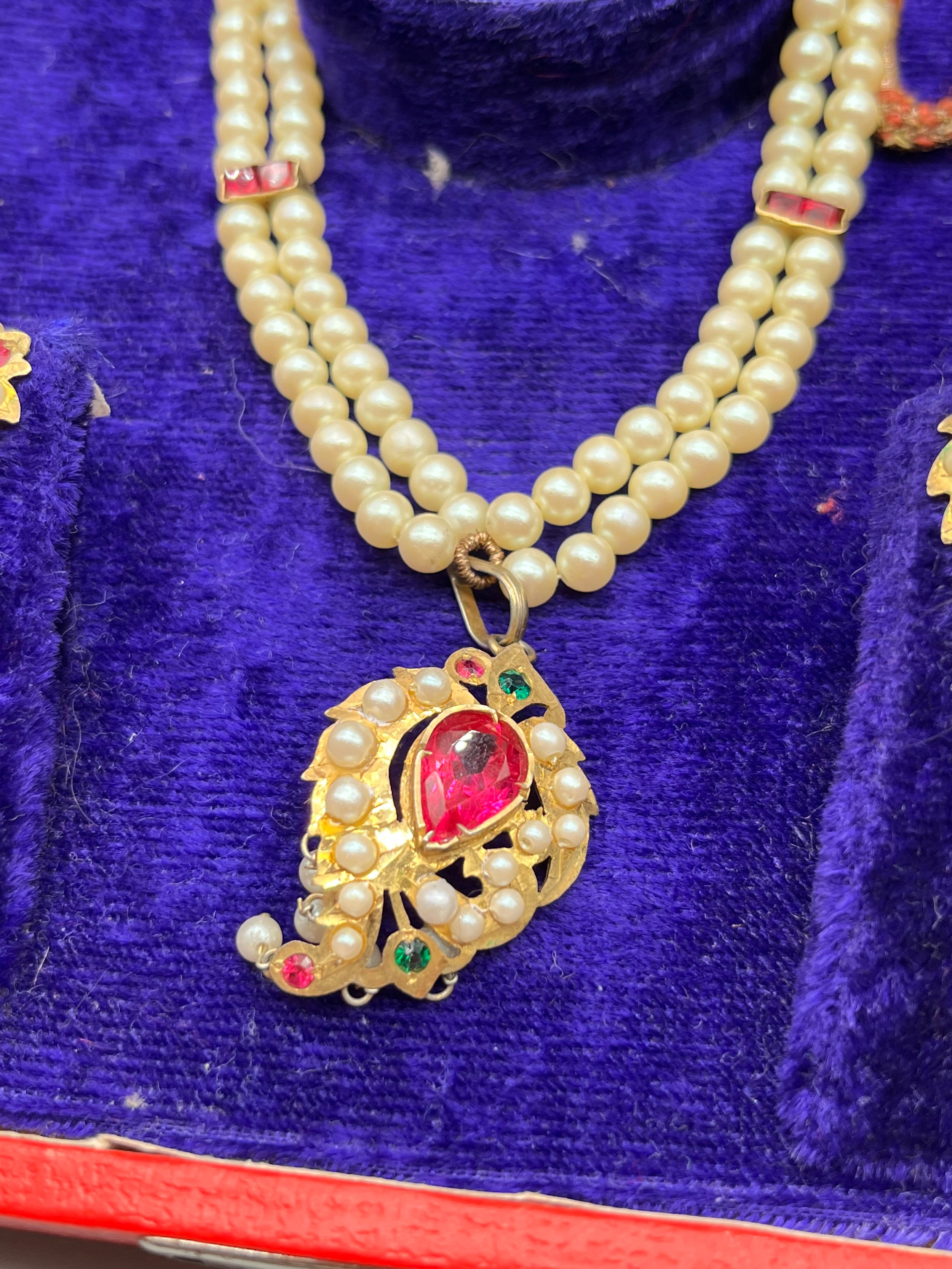 Antique/ Vintage Indian gold pendant fitted with a large ruby stone off set by pearls and green - Image 2 of 6